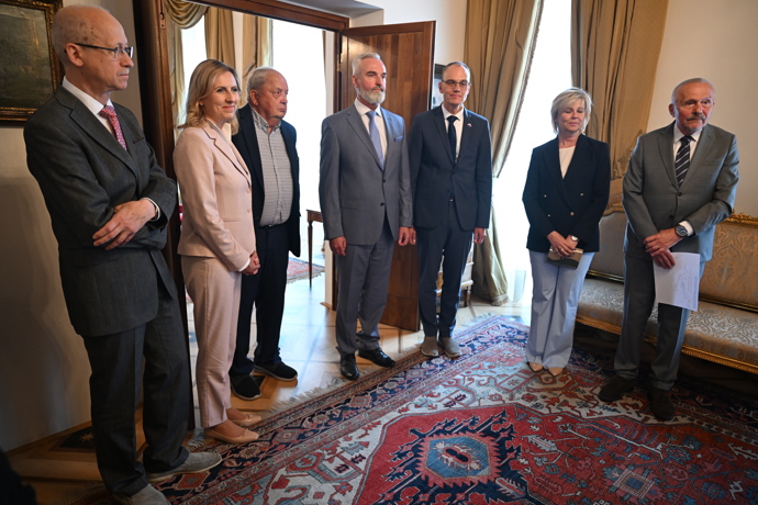 FOTO: Eva Pavlová a Petr Pavel se zúčastnili jednání o problematice rakoviny slinivky. – stránka 6