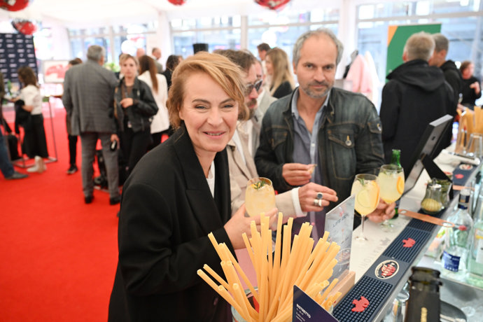 FOTO: Lenka Vlasáková se smála od ucha k uchu. – stránka 272