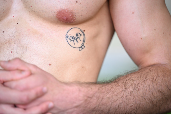 FOTO: Roztomilé tetování palačinky patří soutěžícímu s číslem šest. – stránka 139