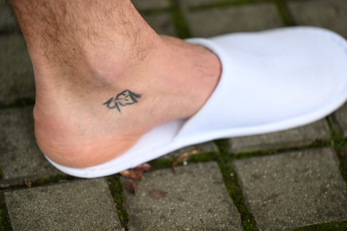 FOTO: Jiří si tetování na noze dělal sám. – stránka 138