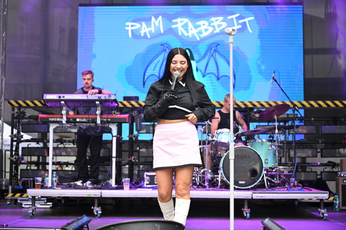 FOTO: Pam Rabbit si koncert užívala. – stránka 1