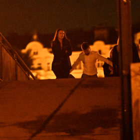 Jiří Mádl při odchodu z večírku.