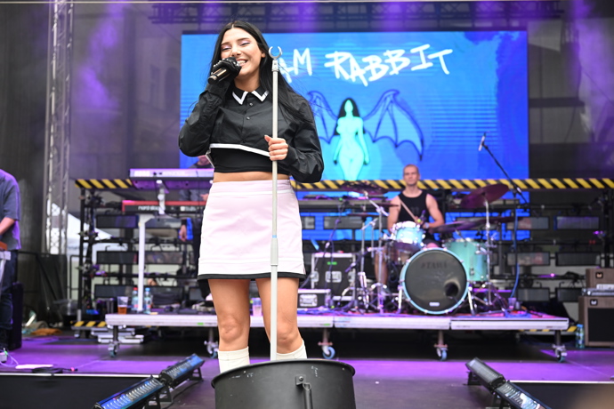 FOTO: Pam Rabbit byla samý úsměv. – stránka 21