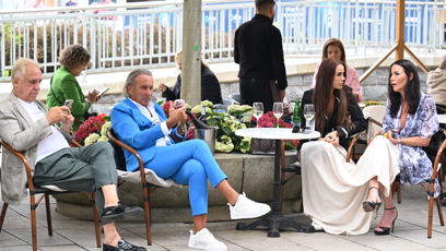 FOTO: Šampaňské na stole, úsměvy na tváři. Dokonalý festivalový moment.