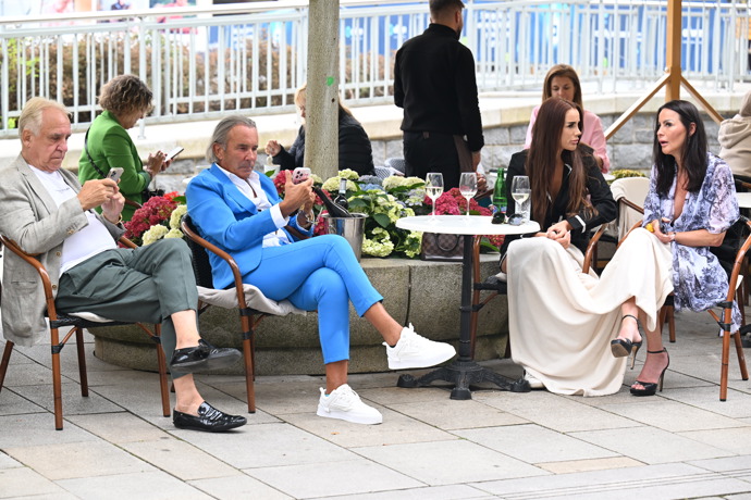 FOTO: Šampaňské na stole, úsměvy na tváři. Dokonalý festivalový moment. – stránka 80