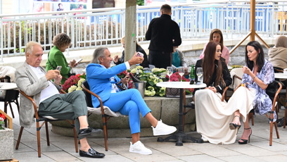 FOTO: Leo Beránek ukazuje něco na telefonu.