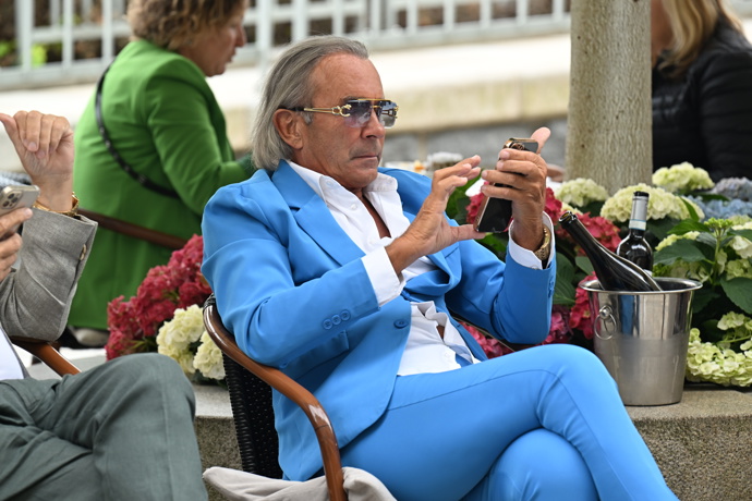 FOTO: Leo Beránek má na sobě velmi extravagantní brýle. – stránka 78