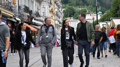 FOTO: Finger a Sokol s partnerkami klábosí.