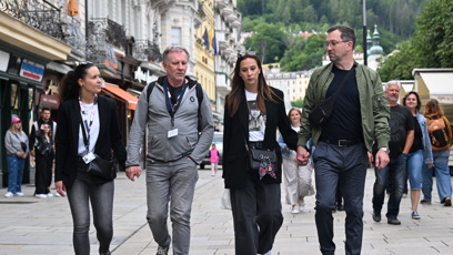 FOTO: Martin Finger si užívá atmosféru s partnerkou.