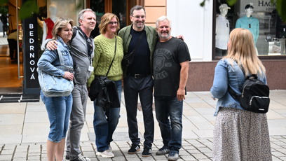 FOTO: Martin Finger působí nenápadně, ale šarmantně. Všichni se vyfotili s fanoušky.