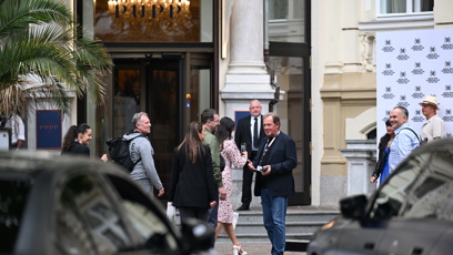 FOTO: Finger i Sokol s partnerkami zamířili do hotelu Pupp.