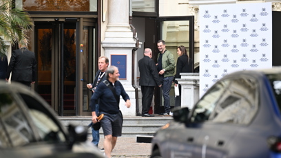 FOTO: Všichni se ztratili ve dveřích.