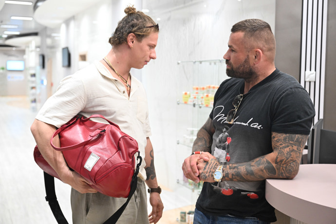 FOTO: Pavel Tóth vedle MMA zápasníka Karlose Vémoly. – stránka 3