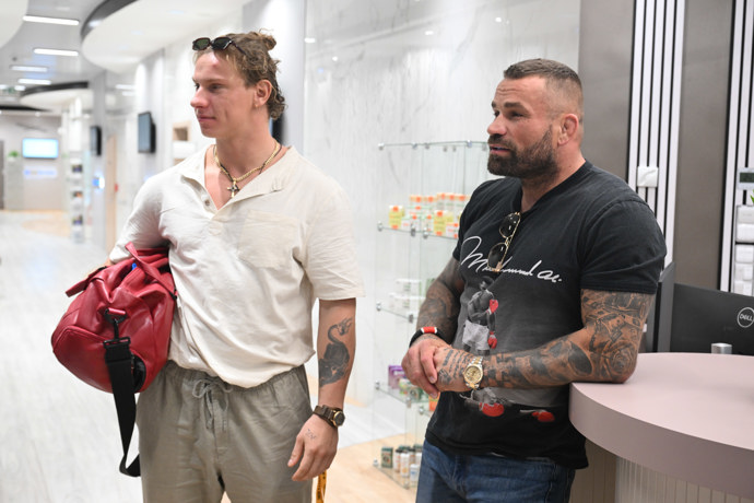FOTO: Karlos Vémola dává Pavlu Tóthovi na treninku do těla. – stránka 1