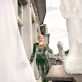 Zvuk, který šaty během chůze vydávaly, Aňu velice pobavil. 