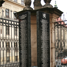 Pomník spolupracovníků parašutistů a jejich rodinných příslušníků. Kostel sv. Cyrila a Metoděje v Praze.