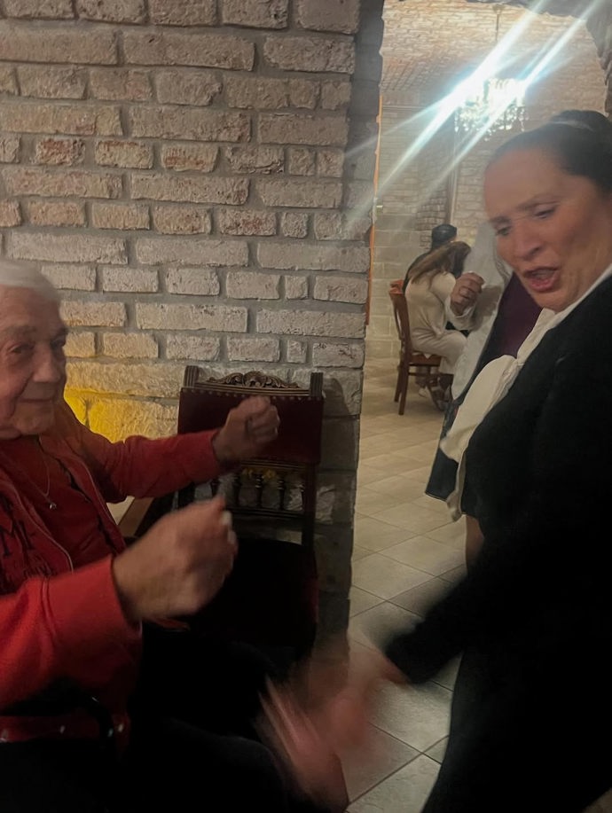 FOTO: Veronika Žilková sdílela nedávné momenty. „Před měsícem jsi Jiříčku ještě tančil s Evou na narozeninách Antonína Gondolána.Smál ses s Felixem,Agátou a život tě bavil do poslední chvíle  Sbohem český Belmondo R.I.P." – stránka 207