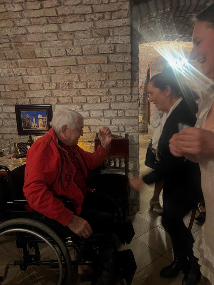 FOTO: Veronika Žilková napsala. „Před měsícem jsi Jiříčku ještě tančil s Evou na narozeninách Antonína Gondolána. Smál ses s Felixem,Agátou a život tě bavil do poslední chvíle Sbohem český Belmondo R.I.P." – stránka 206