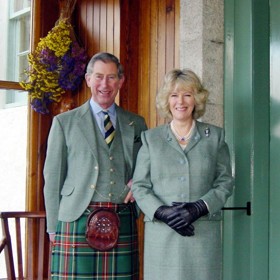 Poměr s Charlesem, alespoň na té platonické úrovni, ale stále udržovala. Brzy pochopili, že se ve svých manželstvích trápí, a stali se sobě vzájemně oporou.