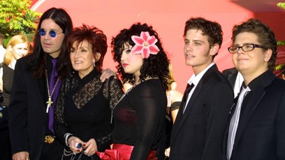 FOTO: Ozzy Osbourne se svými dětmi, manželkou a rodinným kamaráde.