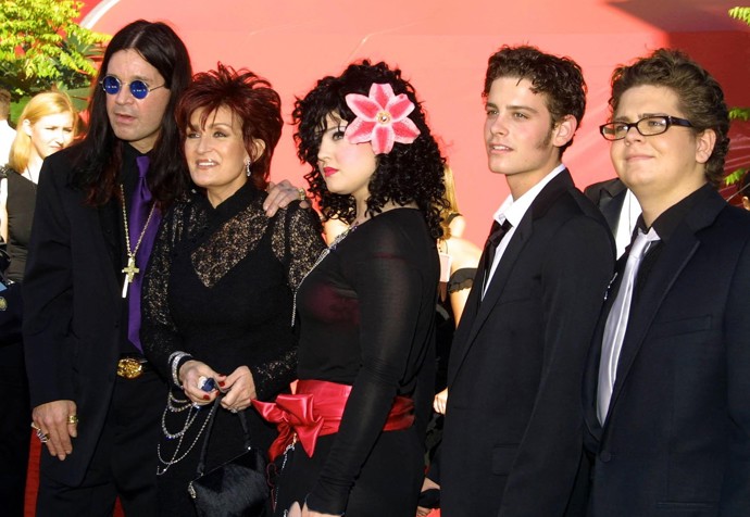FOTO: Ozzy Osbourne se svými dětmi, manželkou a rodinným kamaráde. – stránka 24