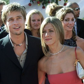 Od svatby Brada Pitta a Jennifer Aniston uplynulo 25 let. Miláčci Hollywoodu spolu vydrželi pět let, dokud Brad nenašel zalíbení ve filmové kolegyni Angelině Jolie. Mnozí mu to dodnes vyčítají a možná i sám blonďatý fešák by svůj někdejší krok rád vzal zpátky.