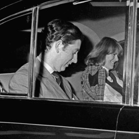 Charles a Camilla spolu začali chodit začátkem sedmdesátých let. Královně Alžbětě II. se ale románek jejího synka moc nepozdával, a tak ho poslala na vojnu. Zhrzená Camilla se zatím provdala za důstojníka Andrewa Parker Bowlese.