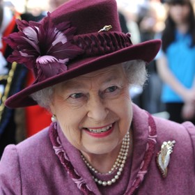 To královna Alžběta II. se občas nebála zaimprovizovat. Měla ráda výraznější rty, i když tím riskovala faux pas v podobě rozmazání rtěnky.