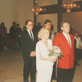 Hanka Krampolová oblékla jednoduché bílé šaty. 