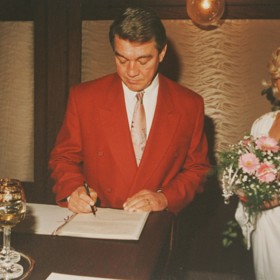 Čtvrtá svatba populárního baviče a herce proběhla v roce 1993. 