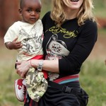 Davida Bandu si zpěvačka vyhlédla v jednom malawském sirotčinci, a ač nesplnila pravidla země stran adopce, nakonec syna získala do péče.