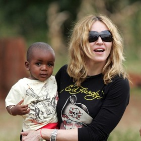 Davida Bandu si zpěvačka vyhlédla v jednom malawském sirotčinci, a ač nesplnila pravidla země stran adopce, nakonec syna získala do péče.