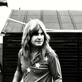 Ozzy Osbourne měl vždy dlouhé vlasy.