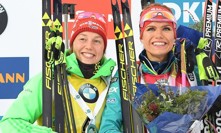 Gabriela Soukalová s Laurou Dahlmeierovou (vlevo) a Dorotheou Wiererovou.