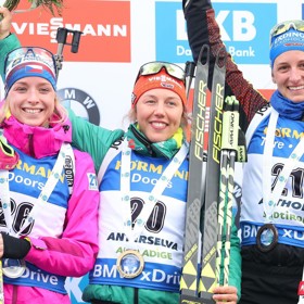 Laura Dahlmeierová uprostřed a vlevo Markéta Davidová.