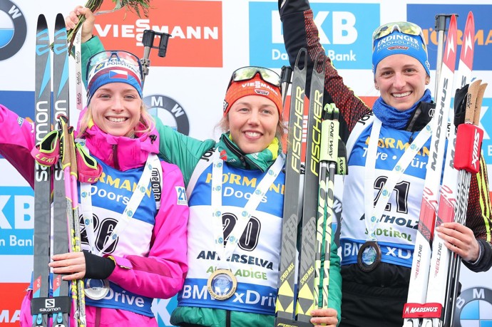 FOTO: Laura Dahlmeierová uprostřed a vlevo Markéta Davidová. – stránka 1