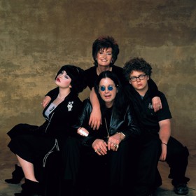 Ozzy s manželkou Sharon a dětmi Kelly a Jackem.