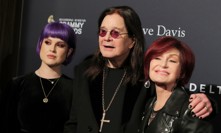 Ozzy Osbourne se svou ženou Sharon a dcerou Kelly.