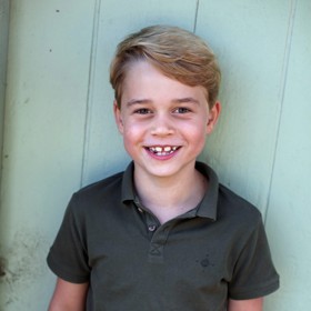 Blonďatý klučík už si získal sympatie Britů. Možná i tím, že se ze svých sourozenců nejvíce podobá zesnulé babičce, princezně Dianě.