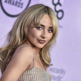 Ofinu zvanou curtain bangs, která ležérní účes cowgirl často doprovází, nosí i zpěvačka Sabrina Carpenter.
