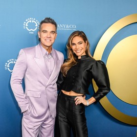 Robbie Williams a Ayda Field jsou čtyřnásobnými rodiči. Děti neukazují, ale nechtějí je ani rozmazlovat. Musejí tak létat v economy class, zatímco rodiče frčí první třídou.
