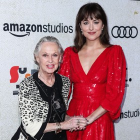 Své by o tom mohla vyprávět Dakotina babička Tippi Hedren (na snímku), hvězda hororu Ptáci. Když odmítla přistoupit na požadavky režiséra Alfreda Hitchcocka, začal jí vyhrožovat a prakticky jí zničil kariéru. Své nenávisti neušetřil ani malou Melanii.