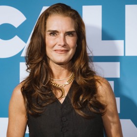 Brooke Shields měla kvůli nekonvenčnímu dětství problémy v milostném životě. Bála se, aby neztratila panenství s nesprávným mužem, a čelila sexuálnímu obtěžování.