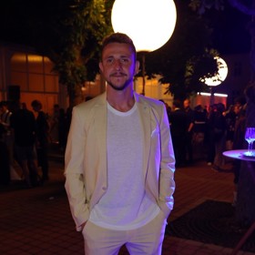 Jakub Štáfek doplnil oblek o tričko s kulatým výstřihem a čistě bílé tenisky. Ležérní a stylové. 