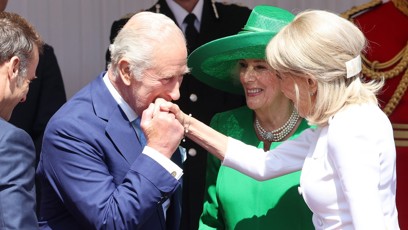 FOTO: Karel II: líbá Brigitte ruku.
