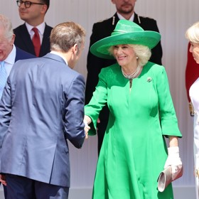 Camilla zdraví Emmanuela Macrona.