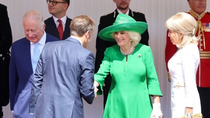 FOTO: Camilla zdraví Emmanuela Macrona.