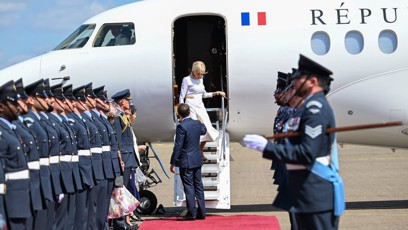 FOTO: Emmanuel Macron natahuje ruku k manželce Brigitte. Ta však jeho pomoc odmítá.
