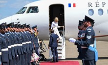 Emmanuel Macron natahuje ruku k manželce Brigitte. Ta však jeho pomoc odmítá.