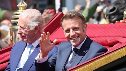 FOTO: Emmanuel Macron spolu s Karlem III.